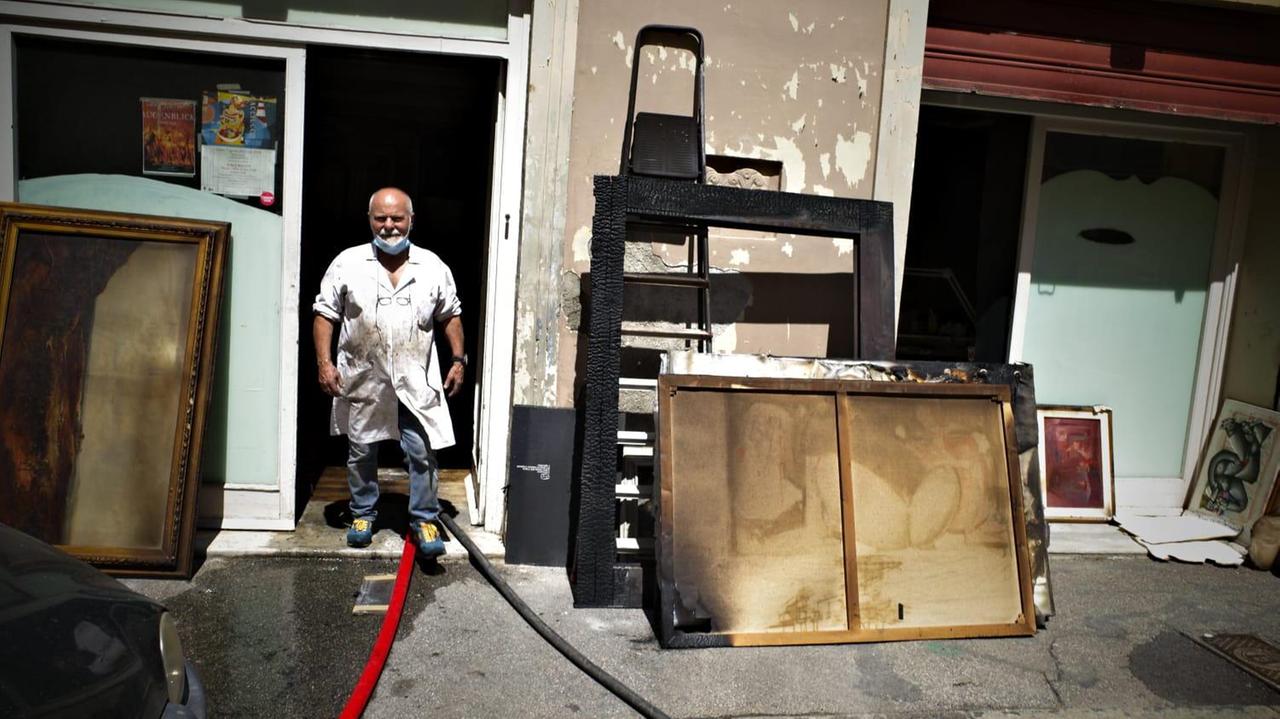 A fuoco la bottega d'arte in via Michon. Il proprietario: «Tanta paura, ma nessun danno»