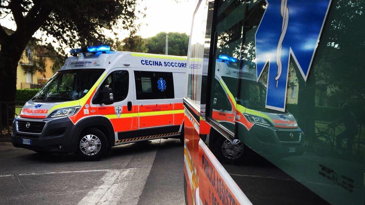 Cecina, scontro all'incrocio: scooterista resta incastrato sotto l'auto