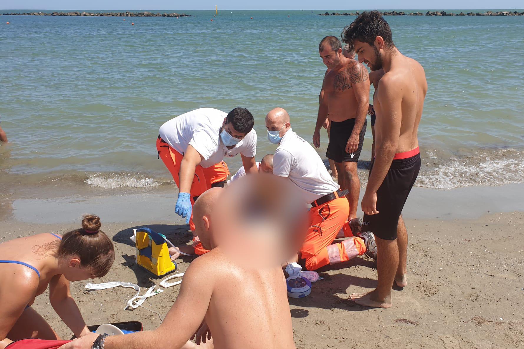 Lido Scacchi, turista trentenne annega davanti agli amici