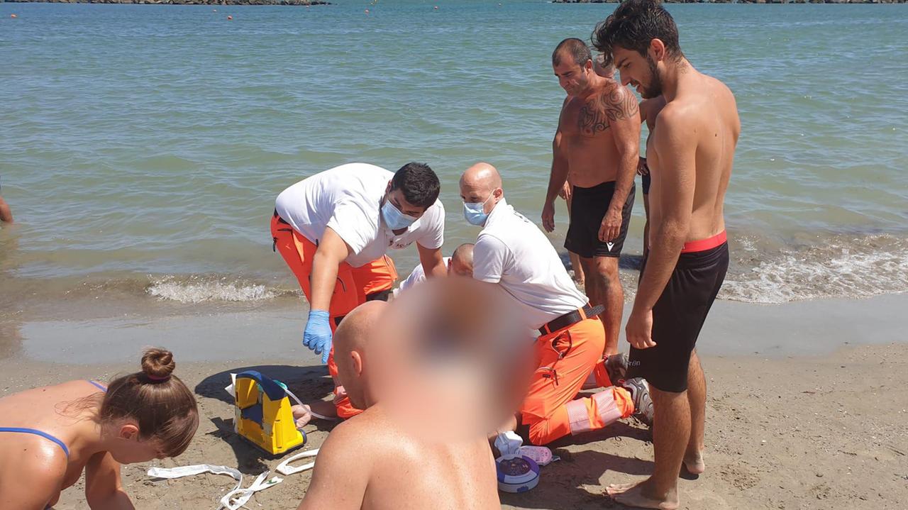 Lido Scacchi, turista trentenne annega davanti agli amici