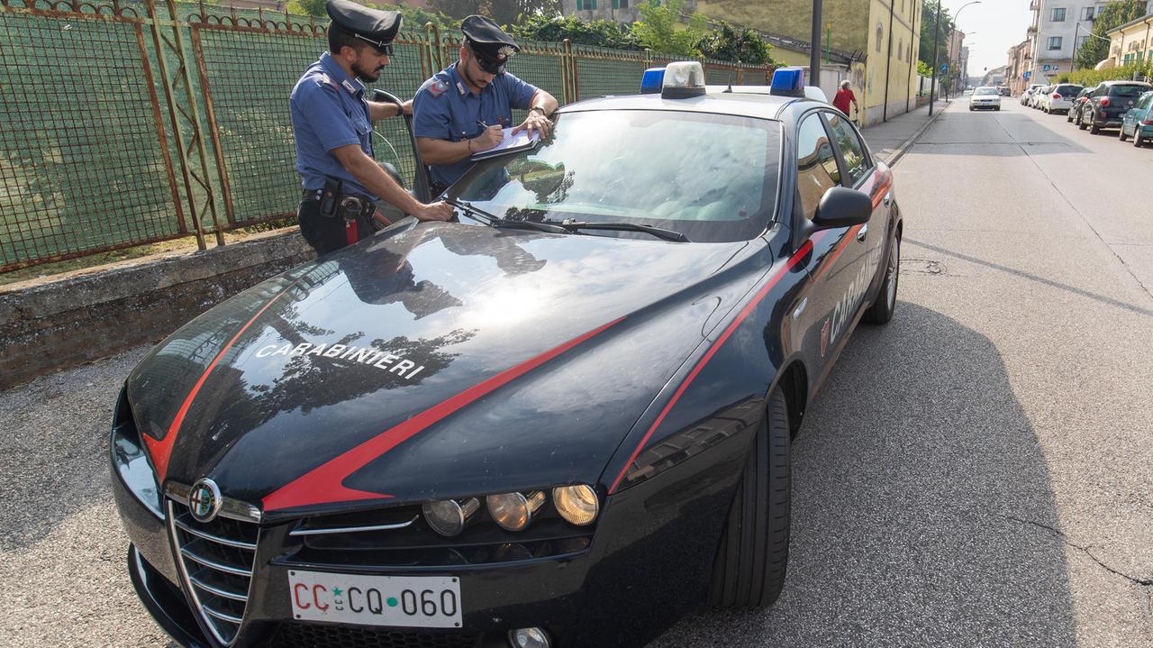 La lite al bar fra anziani finisce con un pugno: denunciato pensionato 82enne