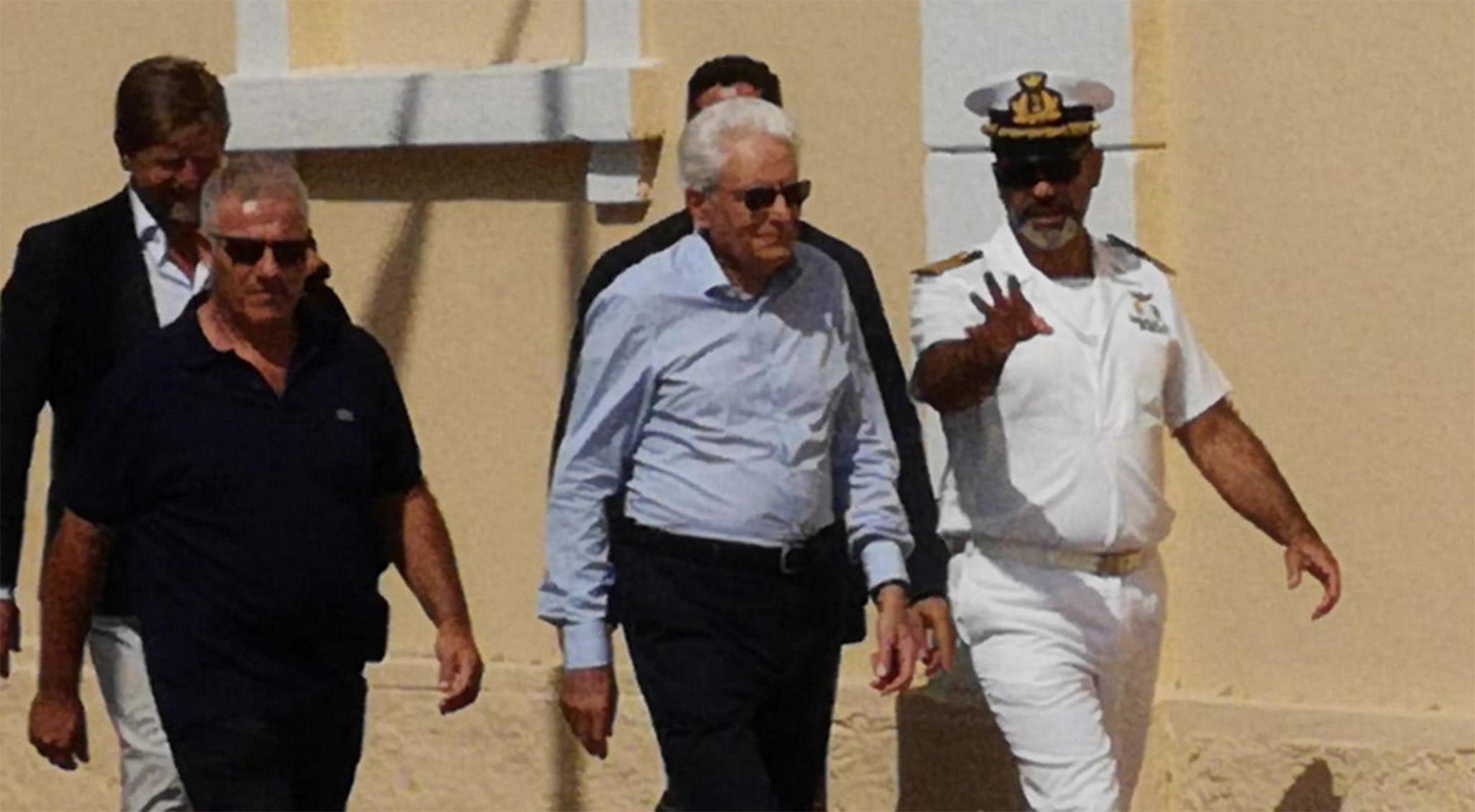 Il presidente Mattarella durante la vacanza di due anni fa a La Maddalena