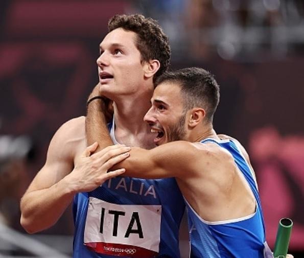 Filippo Tortu e Lorenzo Patta subito dopo la conclusione della finale della 4x100