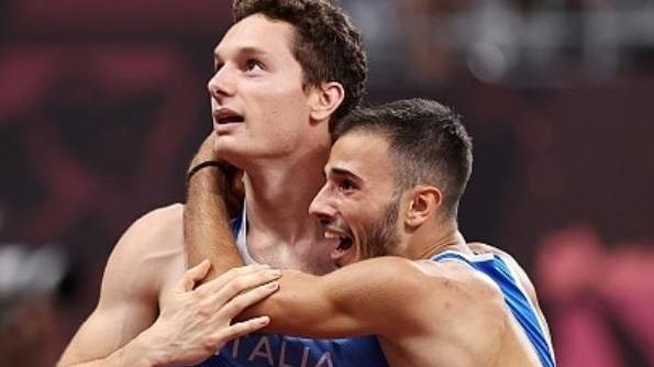 Filippo Tortu e Lorenzo Patta subito dopo la conclusione della finale della 4x100