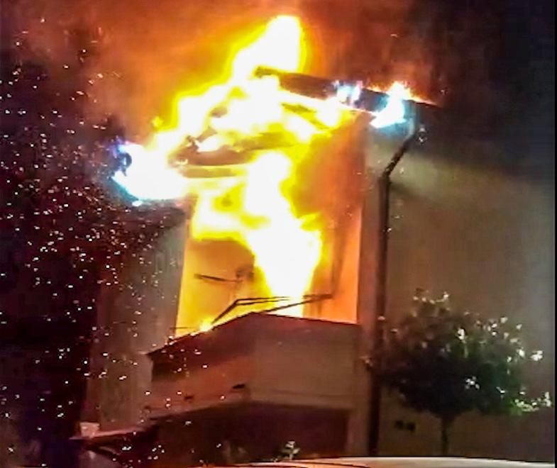 Incendio in villa a Nonantola, il fuoco arriva al tetto