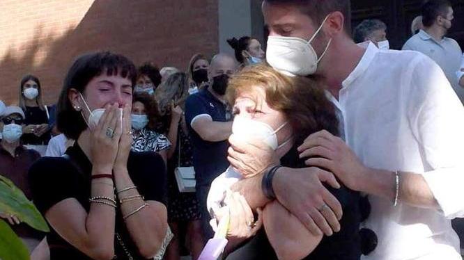 L’addio a Manfredi sulle note di Rose rosse e gli inni degli ultrà: «Era il centro di tutto»