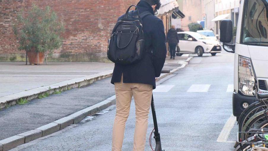 Ancora grave la 47enne caduta in via Cairoli dal monopattino