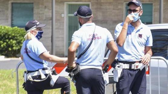 Due arresti, ma uno evade dal comando