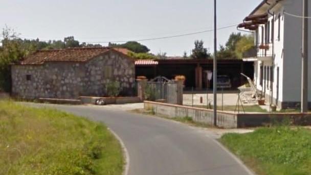 Frontale sfiorato tra scooter 17enne a terra, l’altro se ne va