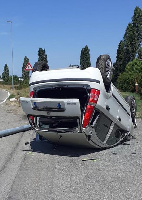 Abbatte un palo e si rovescia con l’auto