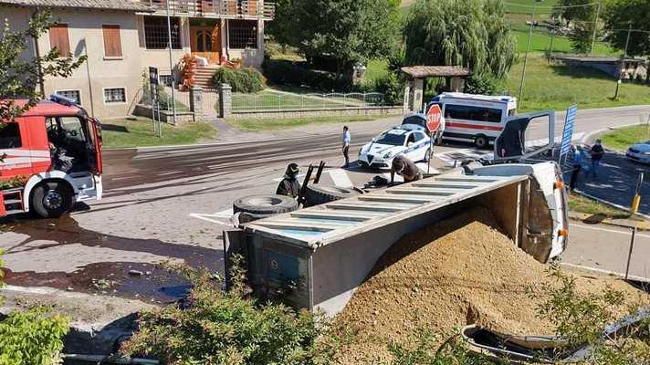 Sul camion senza freni evita le case ma si ribalta