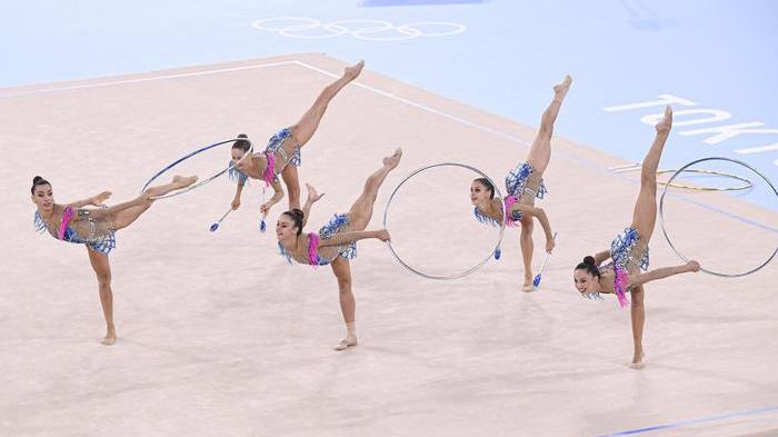 Un esercizio delle ragazze italiane nel concorso a squadre di ginnastica ritmica