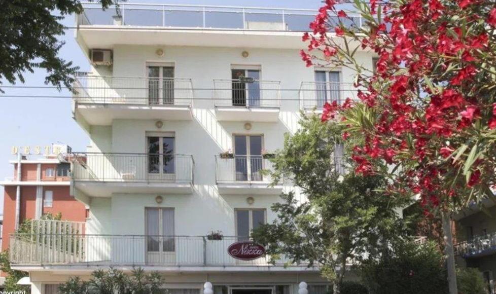 Gravissima dopo la caduta dal balcone di un hotel: tra le ipotesi quello di uno scherzo finito male