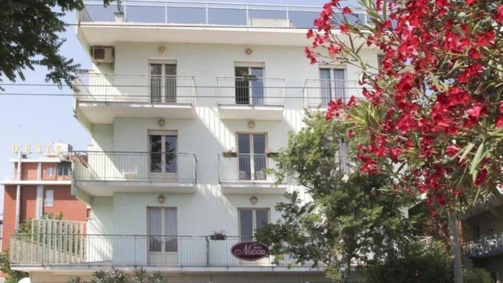 Gravissima dopo la caduta dal balcone di un hotel: tra le ipotesi quello di uno scherzo finito male