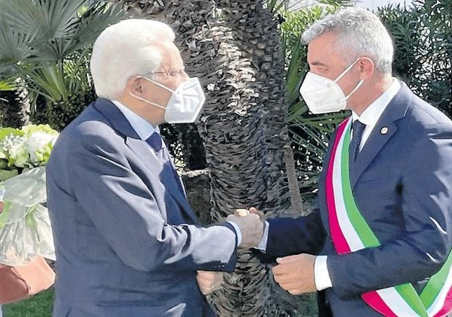 Il presidente Mattarella con il sindaco di Alghero Conoci