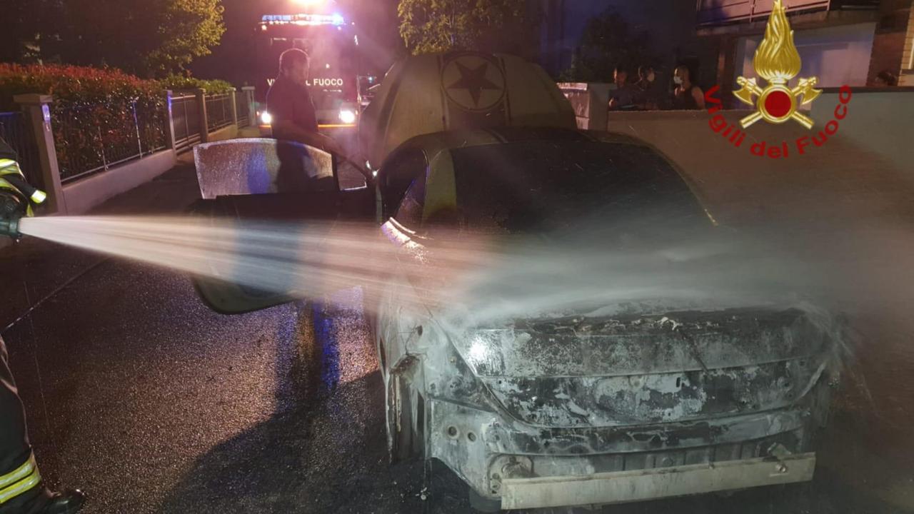 L'auto andata a fuoco a Fabbrico