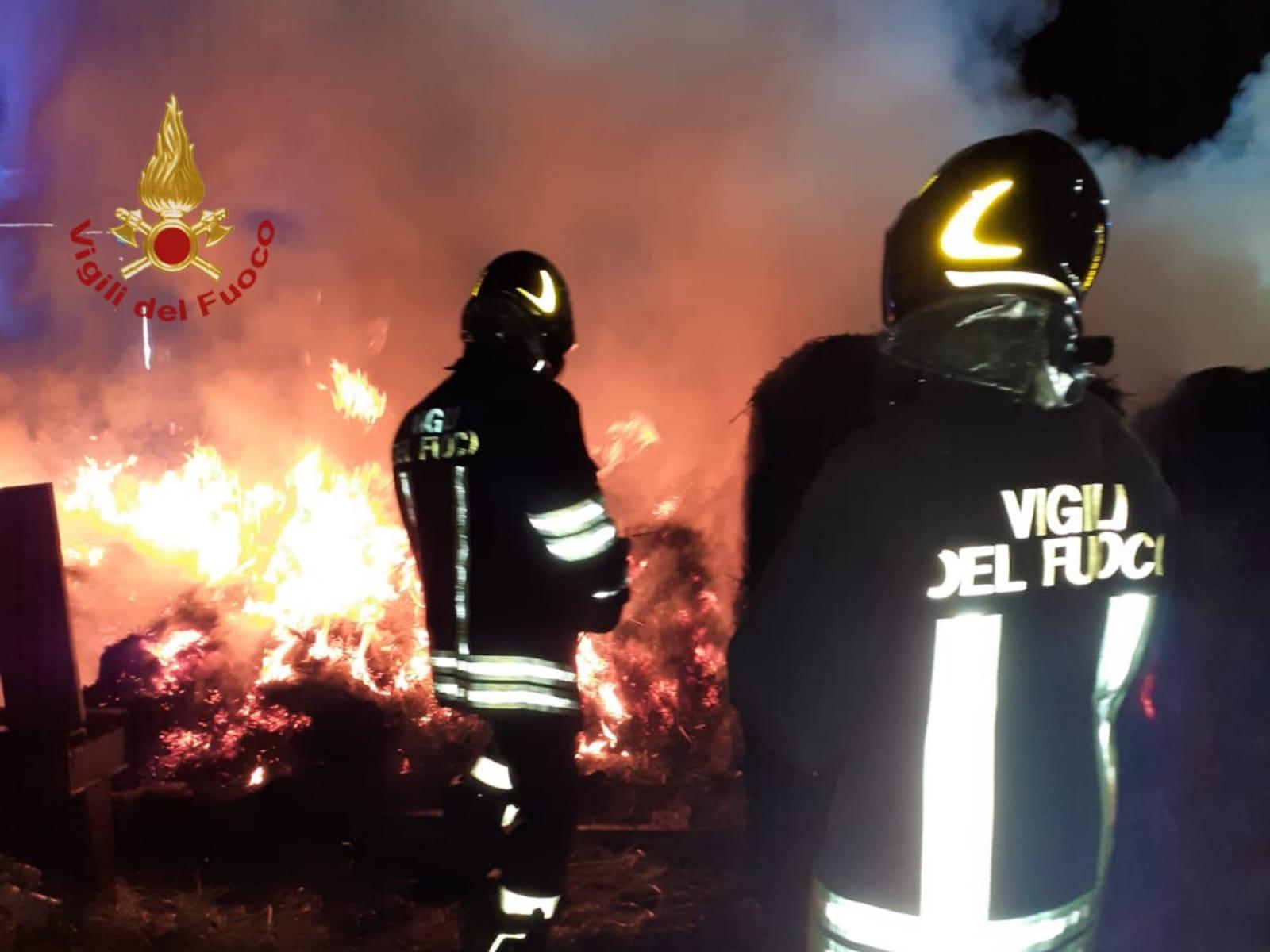 Incendio di rotoballe in un campo a Poviglio 