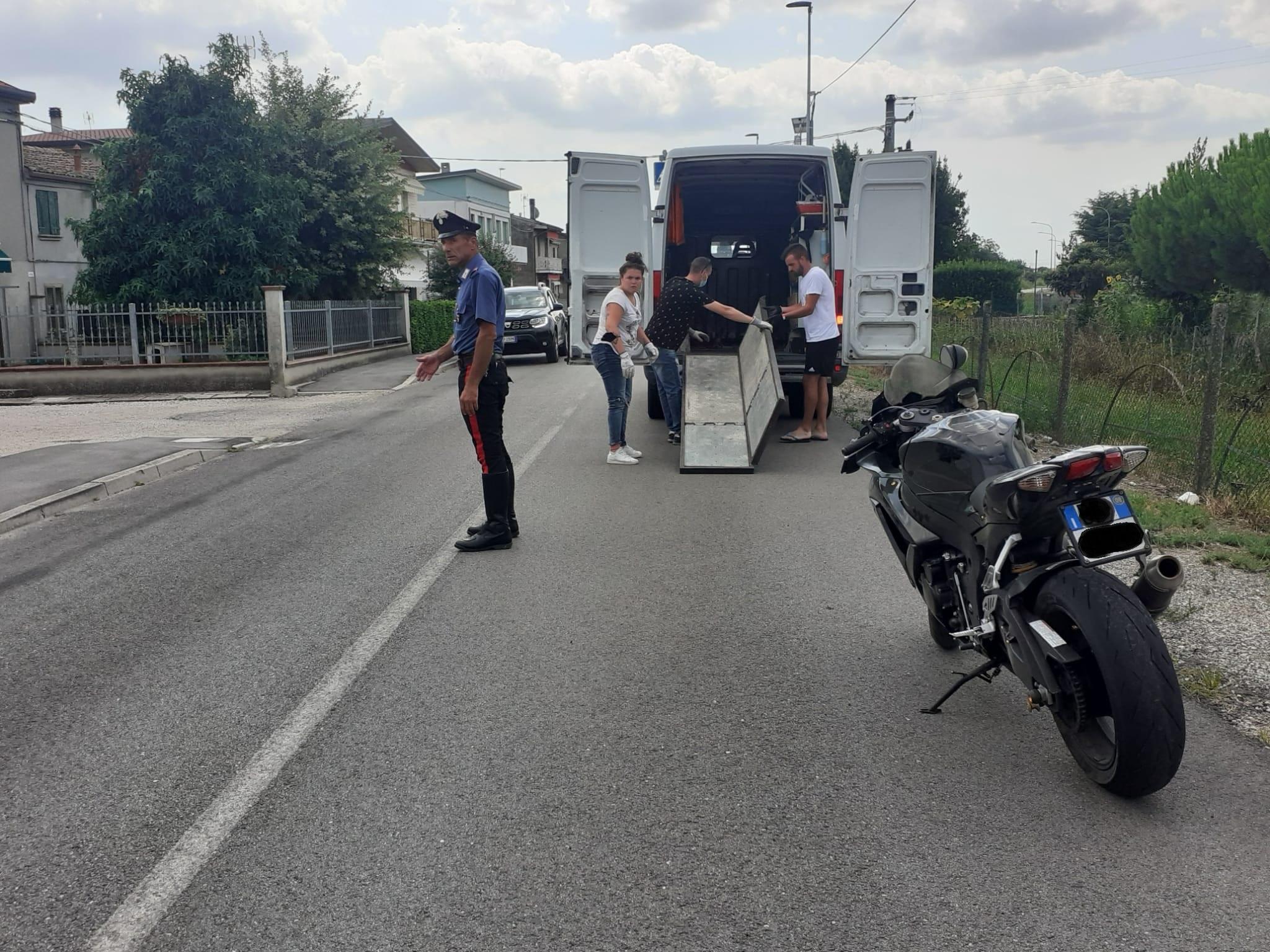Mezzogoro, donna travolta da una moto: è grave