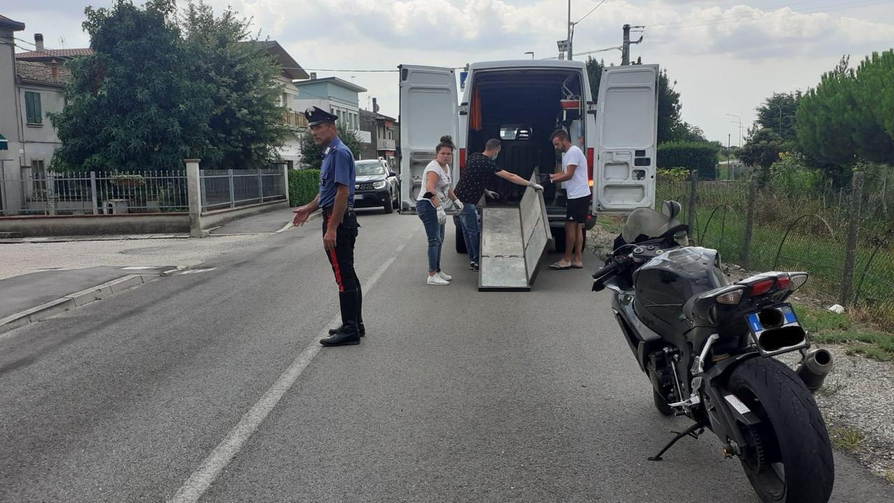 Mezzogoro, donna travolta da una moto: è grave