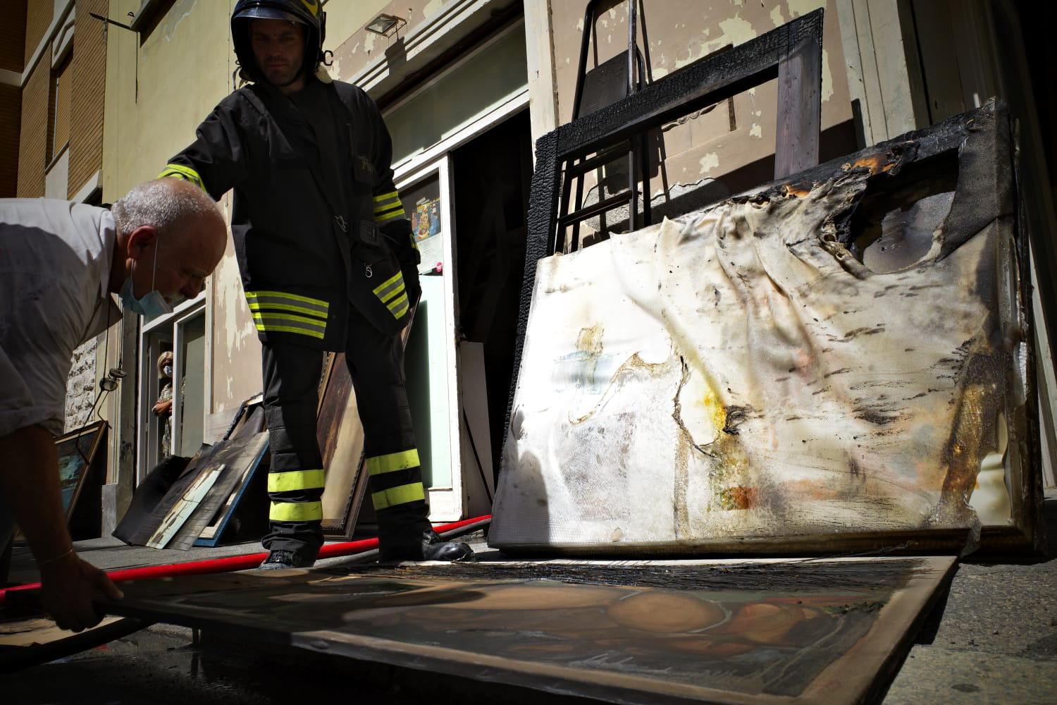 Incendio nella bottega d’arte in via Michon, inagibile la casa al primo piano  