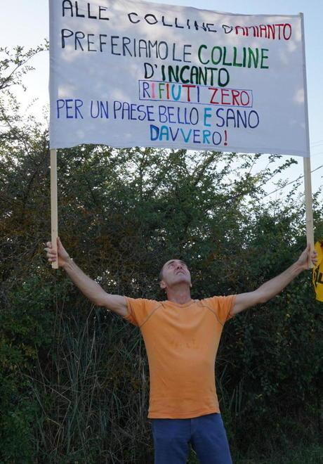 Una manifestazione contro la riapertura della discarica
