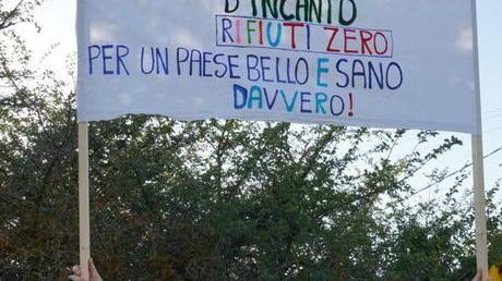 Una manifestazione contro la riapertura della discarica