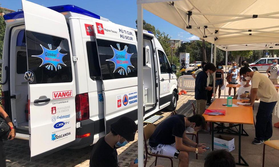 È arrivato il camper per vaccinarsi Tanti giovani in fila, dosi esaurite alle 12 
