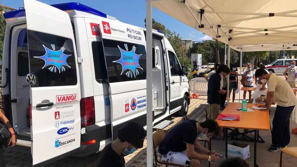 È arrivato il camper per vaccinarsi Tanti giovani in fila, dosi esaurite alle 12