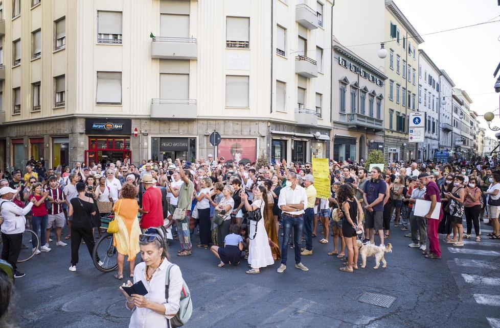 In duecento in corteo contro il certificato