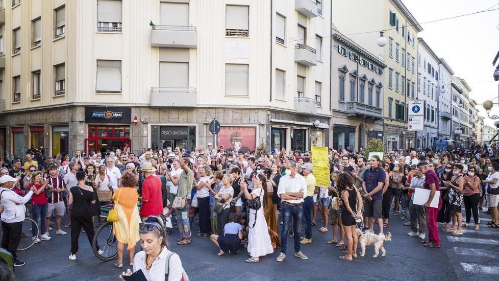 In duecento in corteo contro il certificato