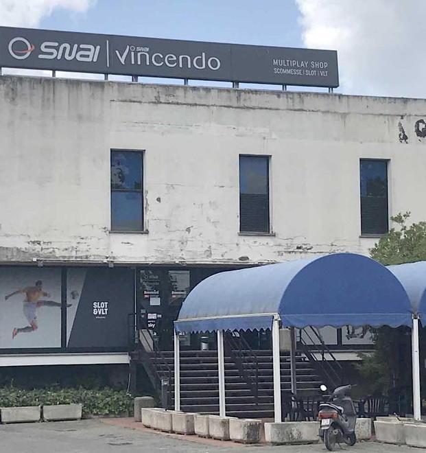 Sfondano la porta e rubano i soldi dalla slot-machine 