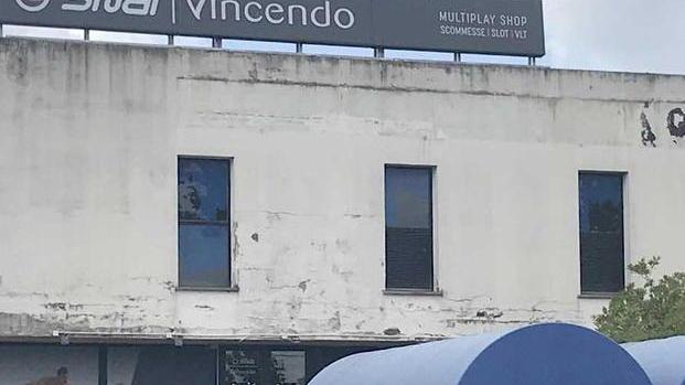 Sfondano la porta e rubano i soldi dalla slot-machine