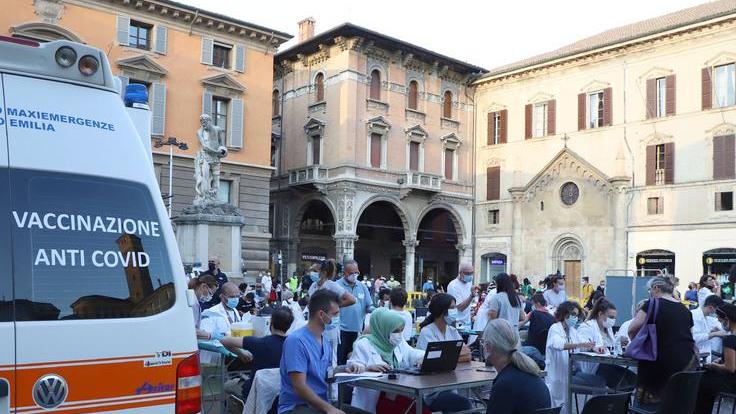 Successo per i vaccini in piazza «Si sono fermati anche i riders»