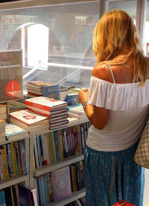 Caccia ai libri delle vacanze Vero boom nelle librerie