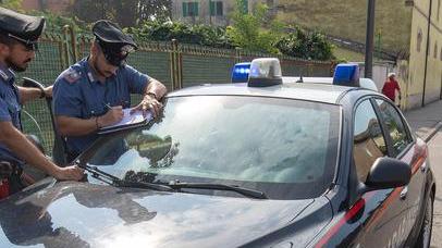 Un 82enne denunciato per un pugno a un 77enne durante un’accesa lite
