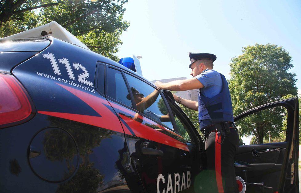 Dimenticano la droga in hotel al ritorno trovano i carabinieri 