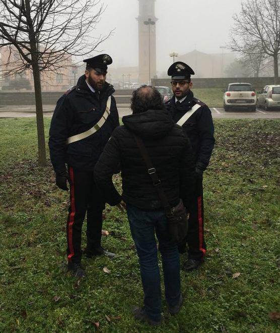 Fa a botte con due uomini Poi accusa i carabinieri di avergli causato le ferite