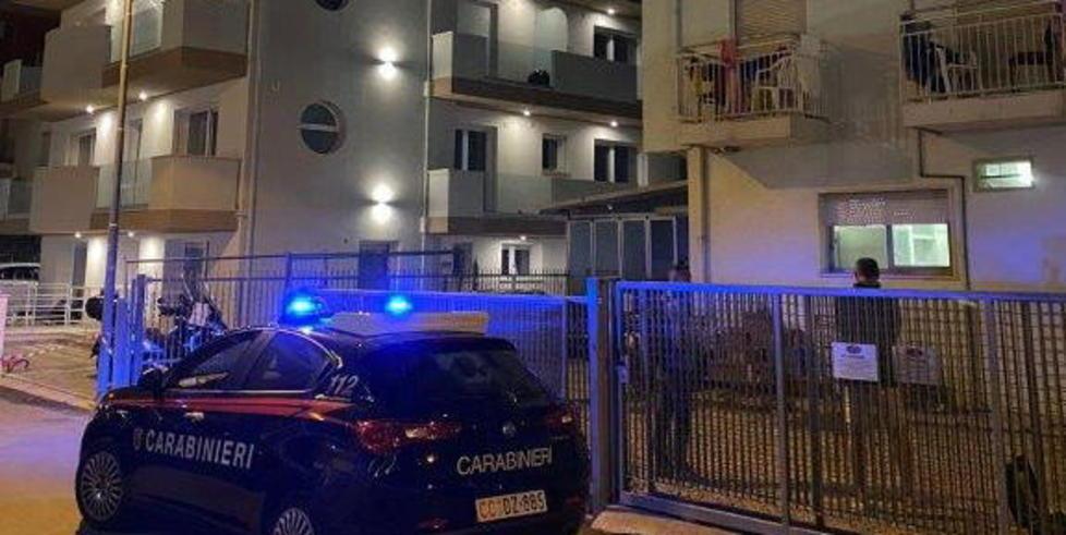 L’albergo dov’è accaduto l’incidente: un’auto dei carabinieri ferma all’ingresso, sotto i balconi