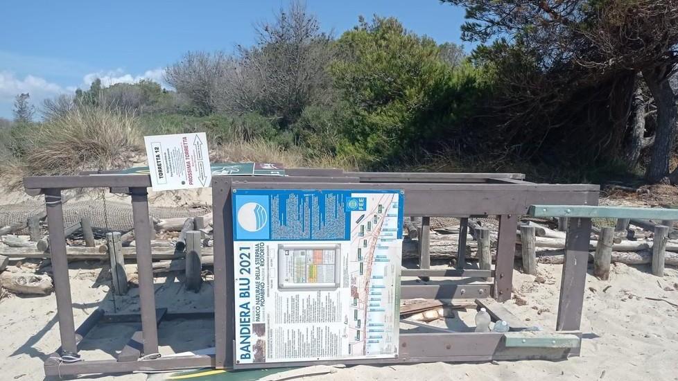 Bagnini nel mirino, incursione dei vandali alla Sterpaia. Danni a quattro torrette e alle attrezzature