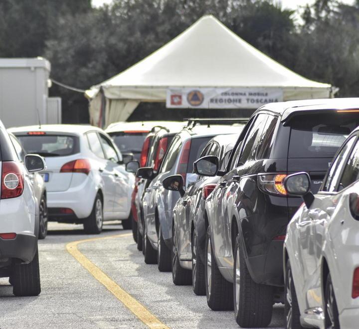 Una coda al drive trough di via Gioberti davanti al PalaMacchia