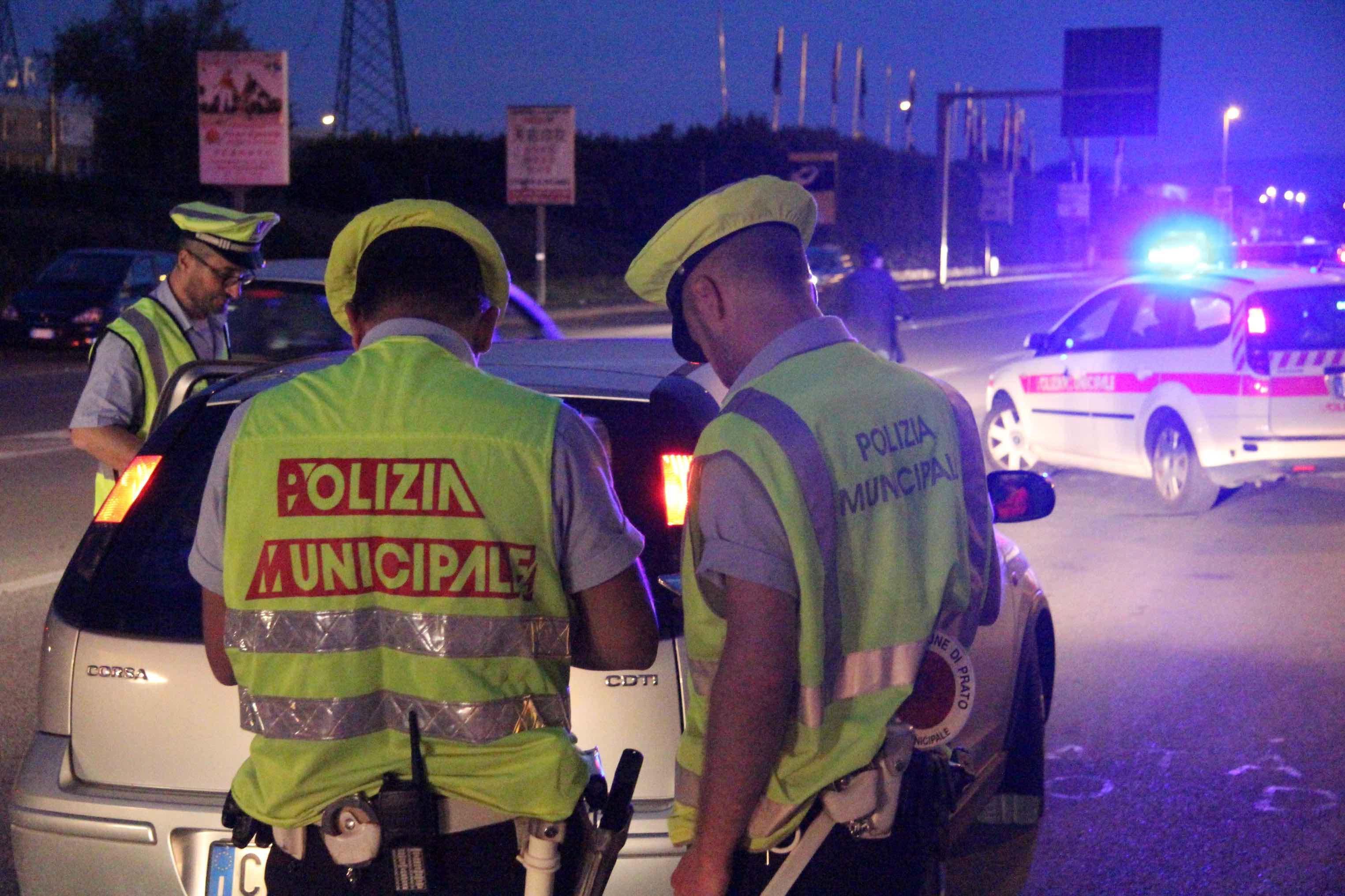 Agenti di polizia municipale durante un controllo