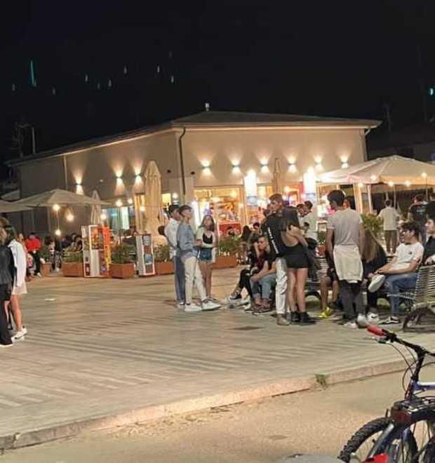 Ragazzi in Passeggiata a Lido sabato sera