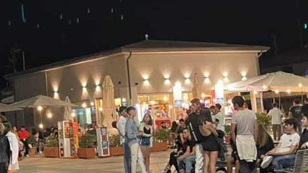 Ragazzi in Passeggiata a Lido sabato sera