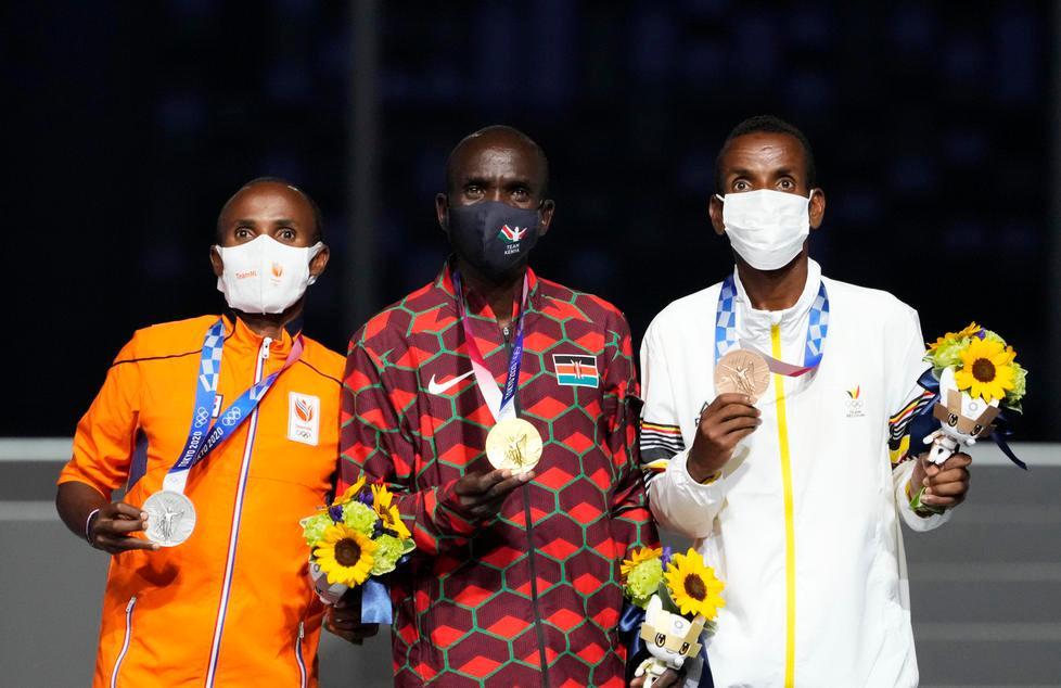 Il podio della maratona: Eliud Kipchoge al centro tra Abdi Nageeye e Bashir Abdi