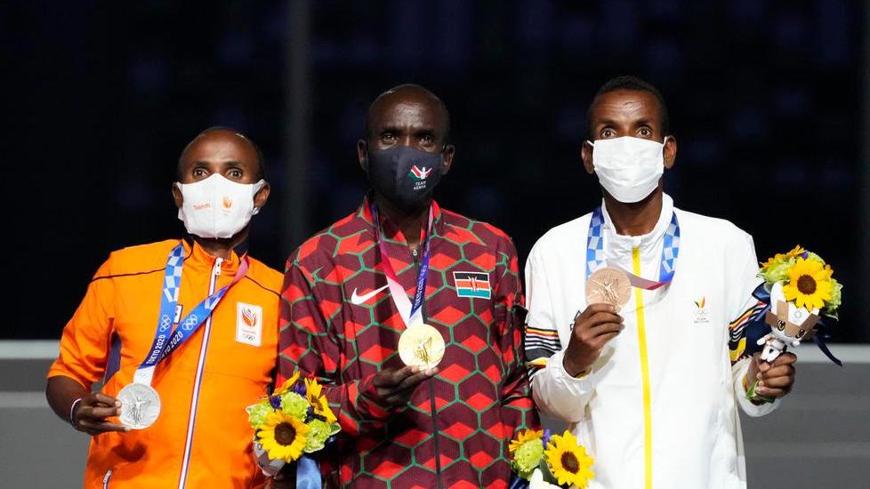 Il podio della maratona: Eliud Kipchoge al centro tra Abdi Nageeye e Bashir Abdi