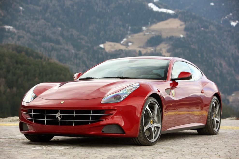 Bloccata dalla Finanza a Torino una Ferrari FF di contrabbando