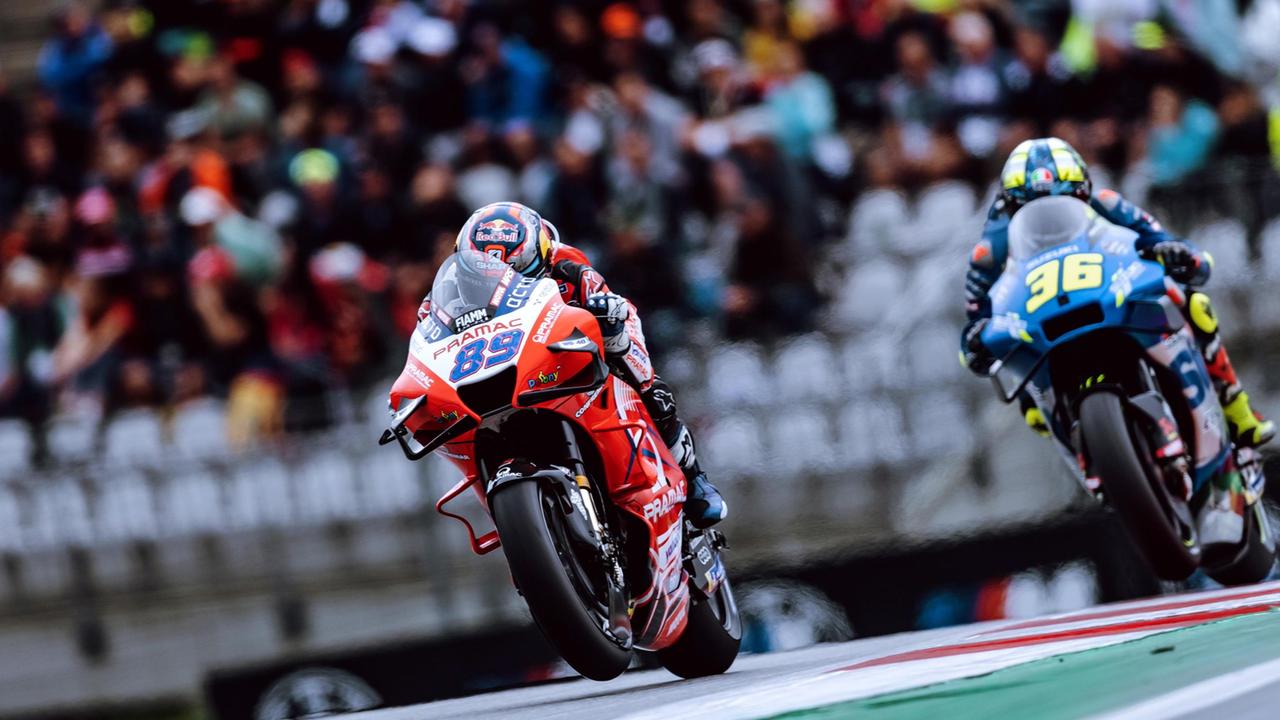 un duello in pista tra Martin e il campione del mondo e connazionale Joan Mir, in sella alla Suzuki