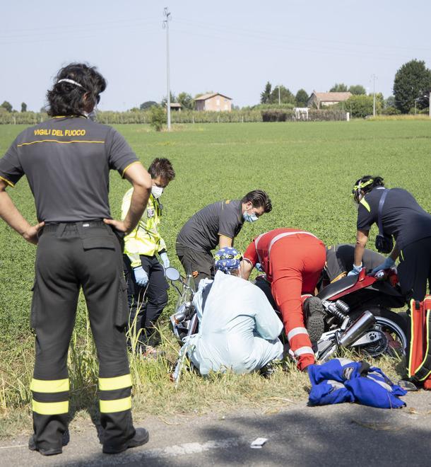 Modena. Due 86enni in gita sul sidecar finiscono nei prati di Villanova: lei si ferisce 