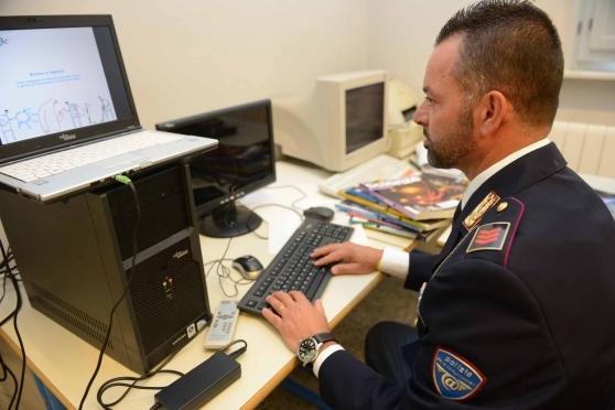 Ferrara. Compra online un tagliaerba "fantasma", denunciata la truffatrice 