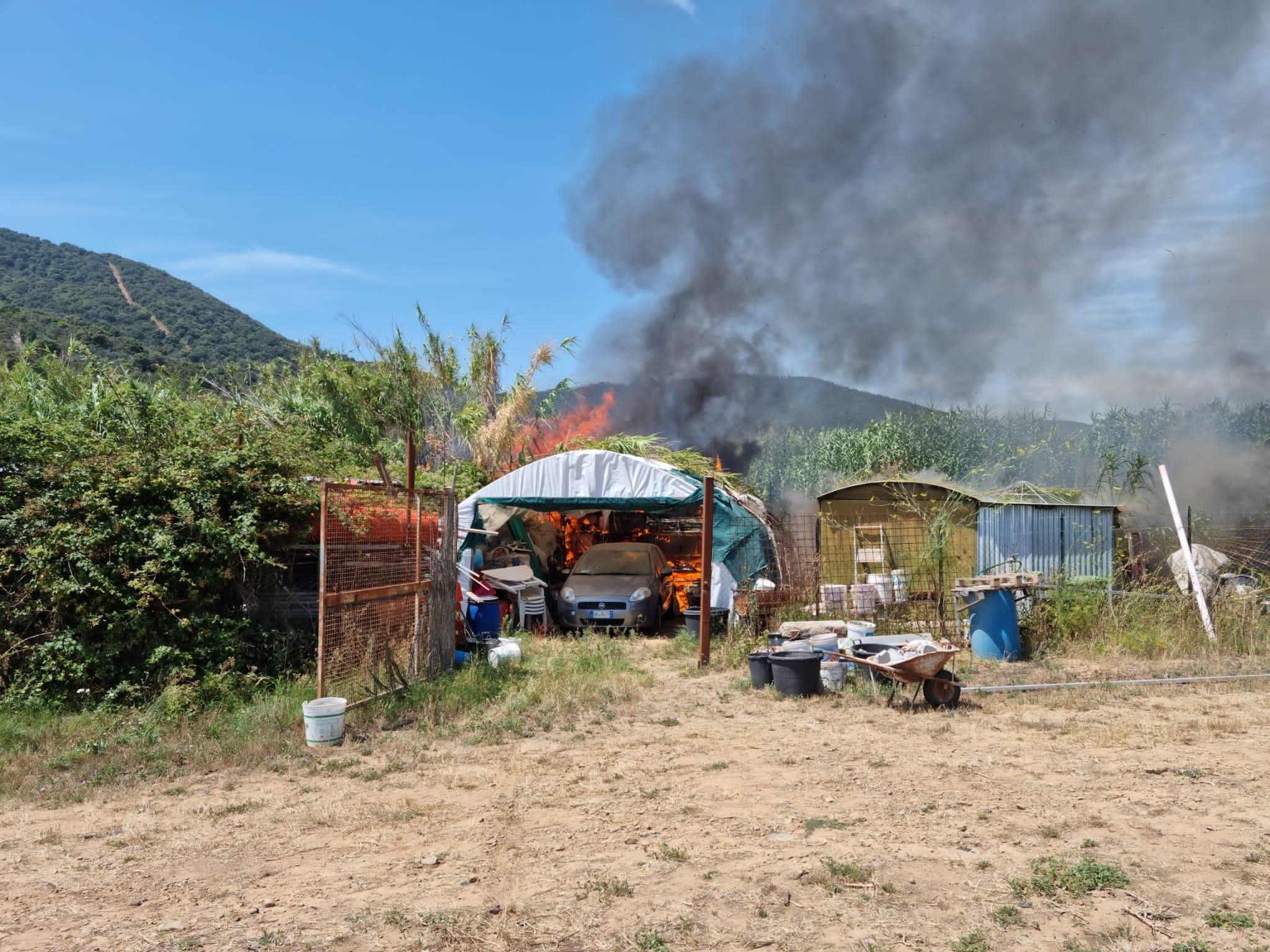 Incendio a Castiglione, paura per il vento forte